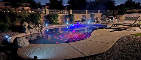 Una piscina al aire libre, una piscina climatizada