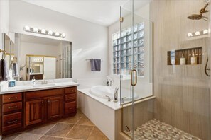 Regadera, secadora de cabello, bidet, toallas 