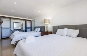 6 quartos, ferros/tábuas de passar roupa, Wi-Fi de cortesia