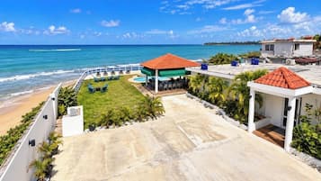 Ein Resort mit Poolbereich, Strand und Meerblick.