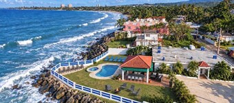 Breathtaking Beachfront Gem in Luquillo – Walk to Kiosks & Hidden Bars
