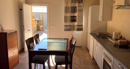 AGRADABLE CASA CON CHIMENEA Y PATIO PRIVADO