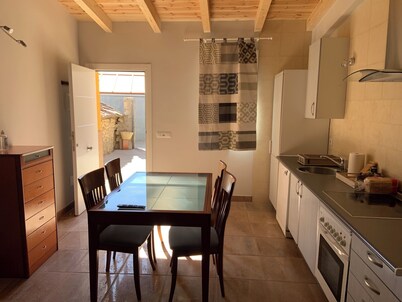 AGRADABLE CASA CON CHIMENEA Y PATIO PRIVADO.