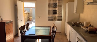 AGRADABLE CASA CON CHIMENEA Y PATIO PRIVADO.