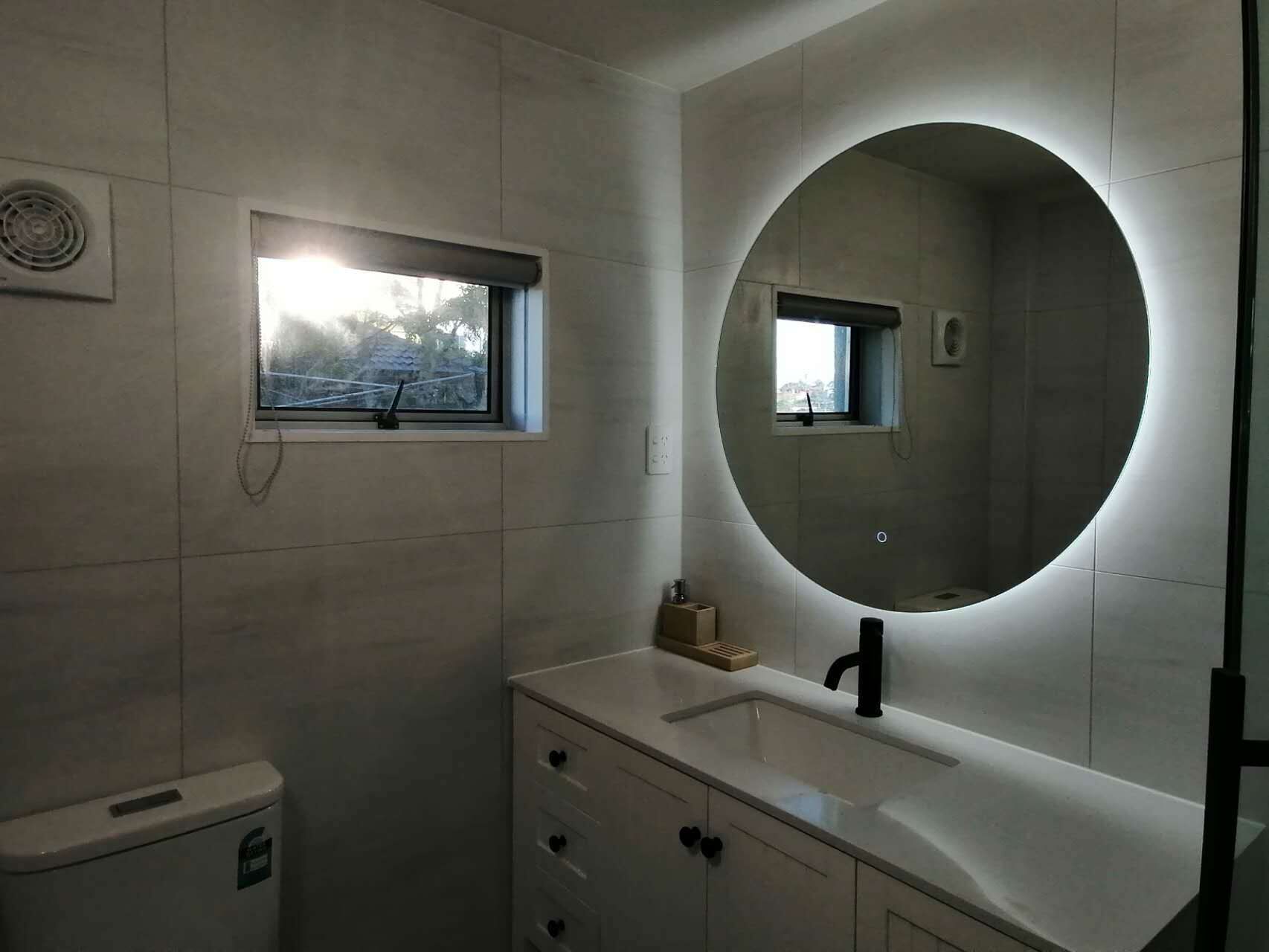 Een douche, een haardroger, handdoeken, zeep