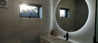 Takapuna Centre 3B & Netflix x 3 Bed 2 Bath & 3 Parking walking 5mins to beach