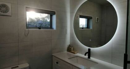 Takapuna Centre 3B & Netflix x 3 Bed 2 Bath & 3 Parking walking 5mins to beach