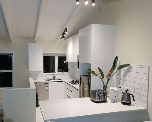 Takapuna Centre 3B & Netflix x 3 Bed 2 Bath & 3 Parking walking 5mins to beach