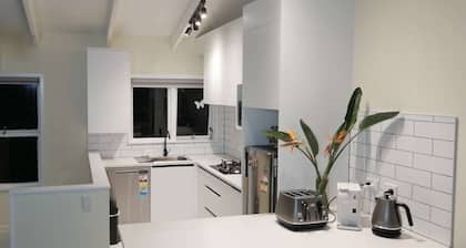 Takapuna Centre 3B & Netflix x 3 Bed 2 Bath & 3 Parking walking 5mins to beach