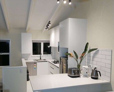 Takapuna Centre 3B & Netflix x 3 Bed 2 Bath & 3 Parking walking 5mins to beach