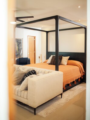 4 bedrooms, desk, WiFi, bed sheets