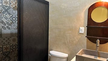 Douche, serviettes fournies, savon, papier toilette
