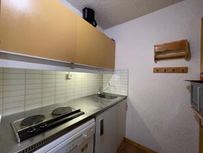 Geladeira, micro-ondas, fogão, lava-louças