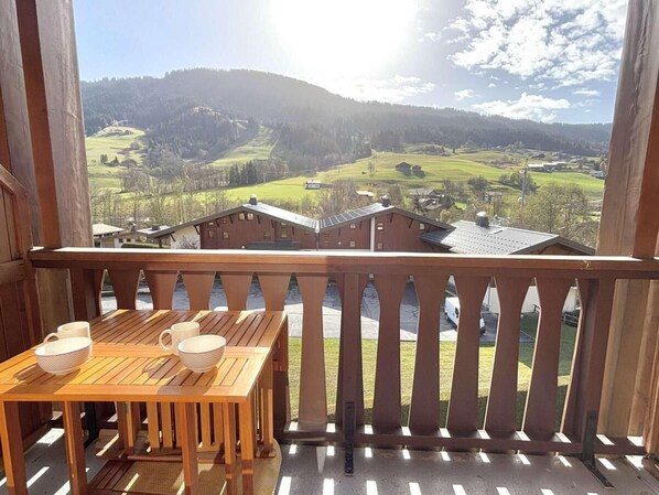 Outdoor dining - 3rd floor, view open, balcony, ski locker, 29m², Praz sur Arly (Praz-sur-Arly)