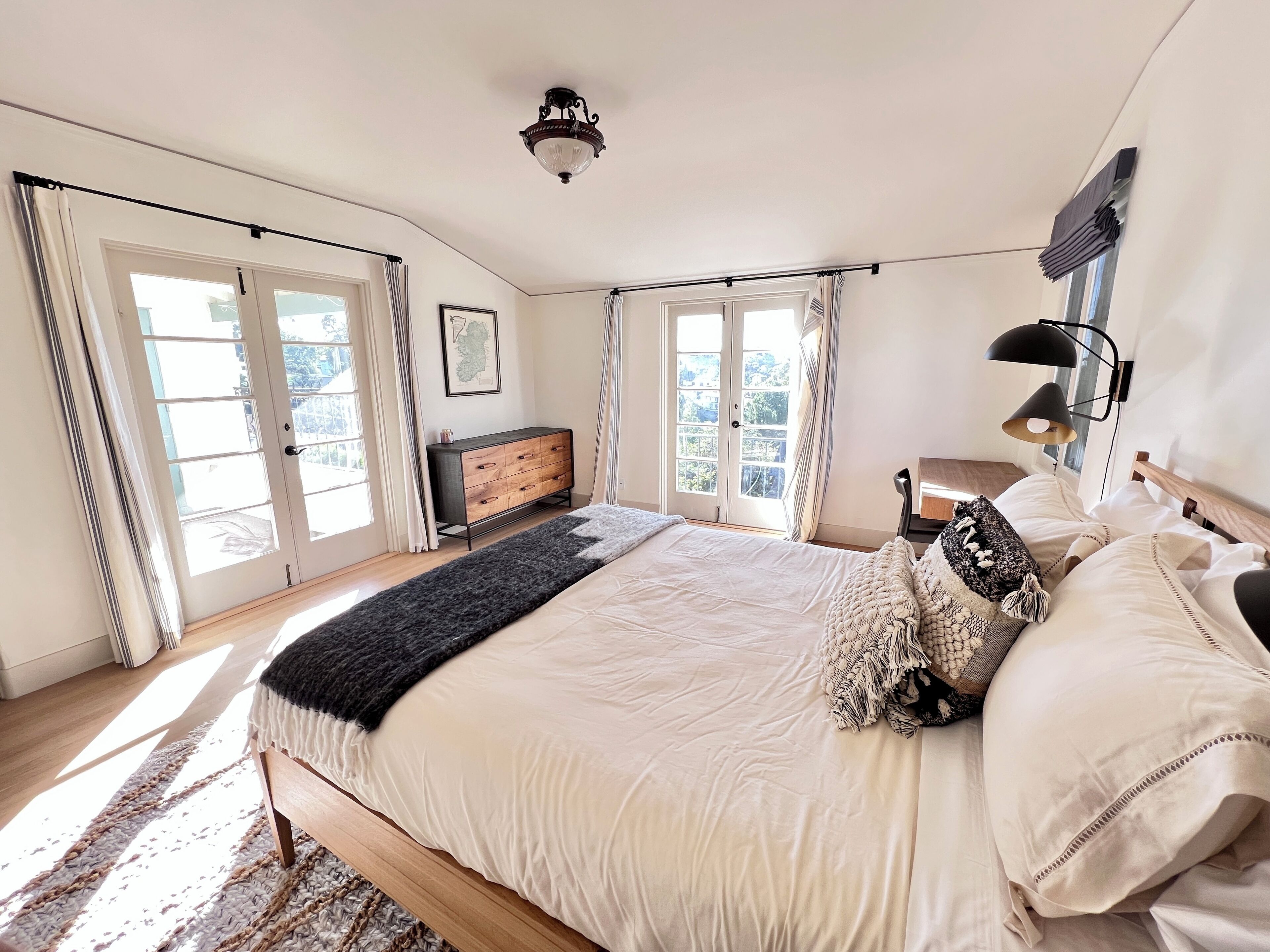 4 habitaciones, tabla de planchar con plancha, cuna de viaje y wifi 