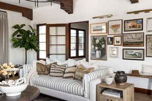 Smart TV - Spacious Spanish Family Home - Zoo, Old Town, Beaches, Downtown and Attractions (San Diego)
