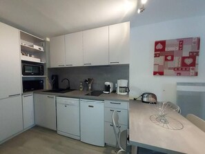 Kühlschrank, Mikrowelle, Ofen, Geschirrspüler