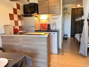 Jääkaappi, mikroaaltouuni, uuni, astianpesukone