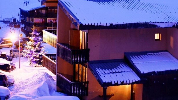 A snow-covered building with a balcony and a small window. - 10m from ski slopes, view mountain, balcony, parking, ski locker, 23m², Auris en Oisans (Auris)