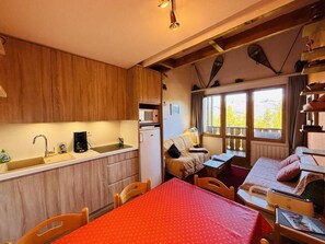 TV - 250m from ski slopes, 5th floor, view mountain, balcony, tv, ski locker, 42m², Montchavin La Plagne (Bellentre)