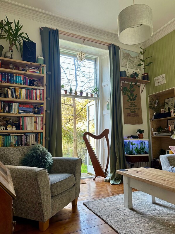 Apartment | Living area | TV - Quirky Apartment in the Heart of Leith With Garden (Edinburgh)