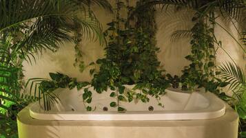 Toallas, jabón, shampoo, papel de baño