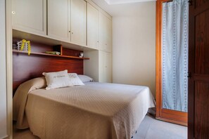 3 bedrooms, desk, iron/ironing board, travel cot - 🌸 Il Tulipano – Elegance and Tradition in the Heart of Vico Equense (Vico Equense)