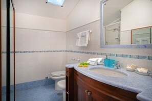 Shower, hair dryer, bidet, towels - 🌸 Il Tulipano – Elegance and Tradition in the Heart of Vico Equense (Vico Equense)