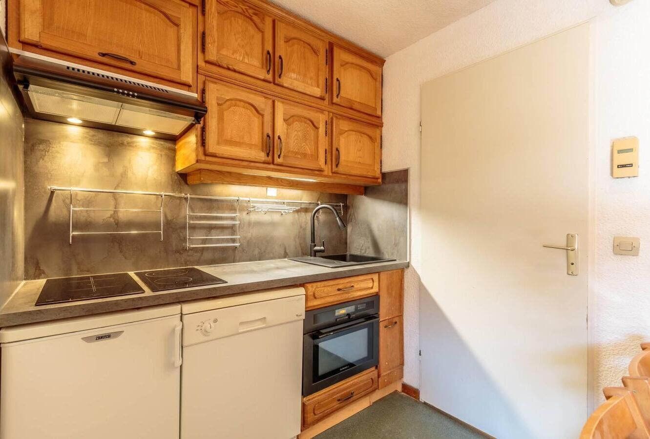 Fridge, oven, dishwasher, coffee/tea maker