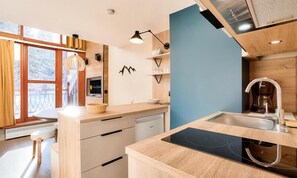 Kühlschrank, Mikrowelle, Ofen, Wasserkocher mit Kaffee-/Teezubehör