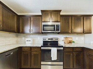 冷蔵庫、電子レンジ、オーブン、コンロ