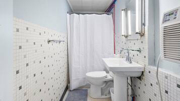 Comfort Double Room | Bathroom | Towels, soap, shampoo