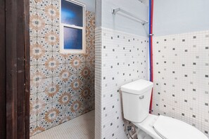Deluxe Double Room | Bathroom | Towels, soap, shampoo - Workforce Suites (Peru)