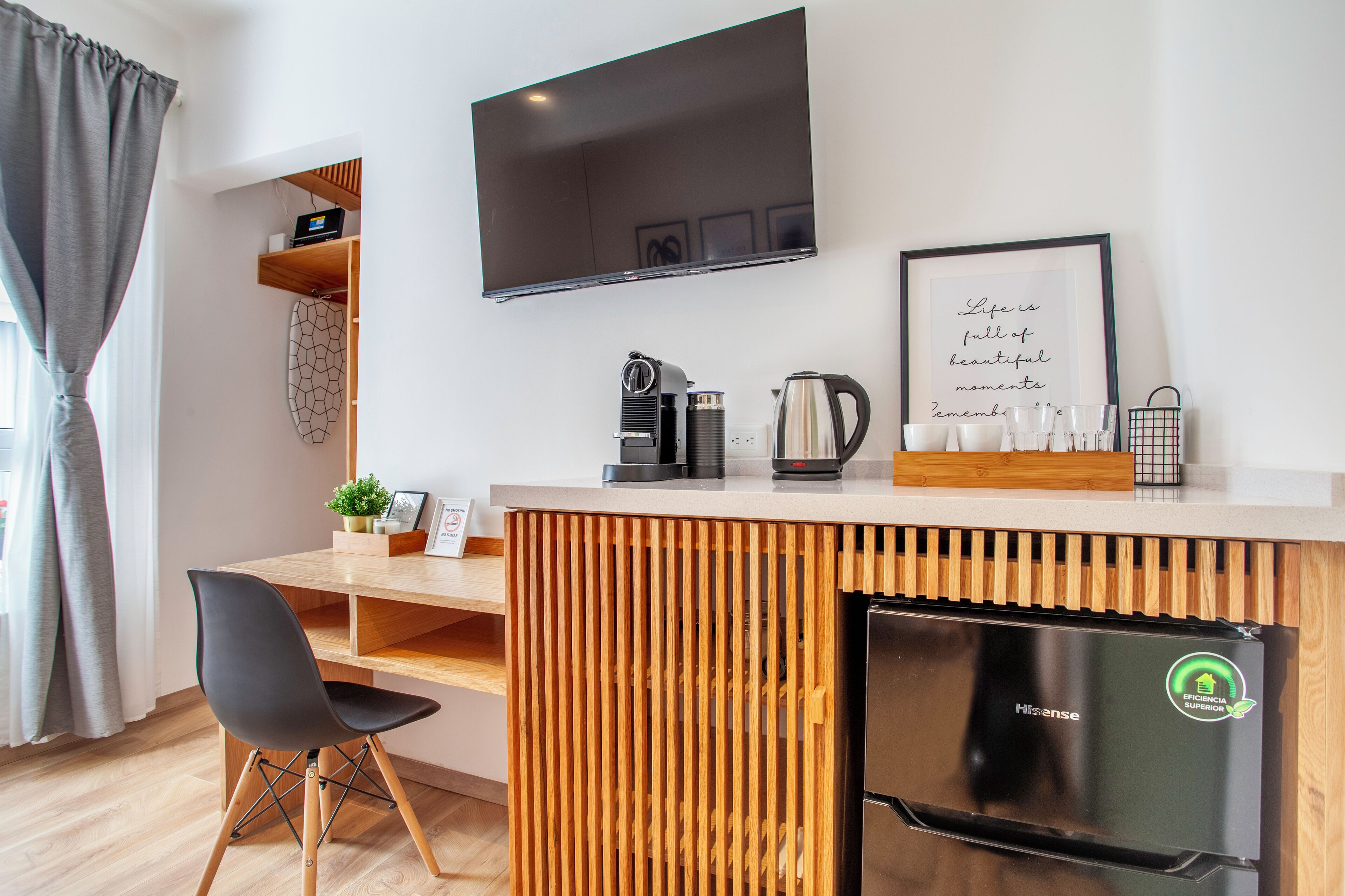 Kahden hengen comfort-huone | Oleskelualue | Taulutelevisio