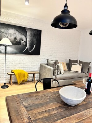 Apartamento júnior | Área de estar | TV de tela plana