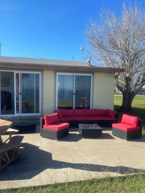 Terrace/patio - Charming 2-bedroom house with WiFi, AC in welcoming Port Lavaca (Port Lavaca)