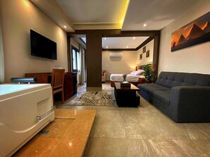 Suite, Balkon, Bergblick | Verdunkelungsvorhänge, schallisolierte Zimmer, Bügeleisen/Bügelbrett
