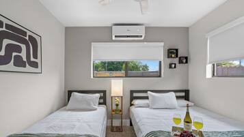 1 dormitori, planxa i posts de planxar, wifi i roba de llit