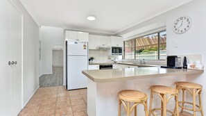 Fridge, microwave, oven, stovetop - The Fingal Escape - A Cozy Family-friendly House (Fingal Bay)