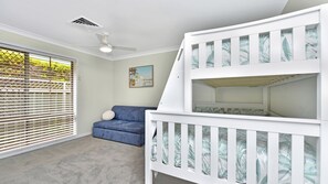 3 bedrooms, iron/ironing board, WiFi, bed sheets - The Fingal Escape - A Cozy Family-friendly House (Fingal Bay)