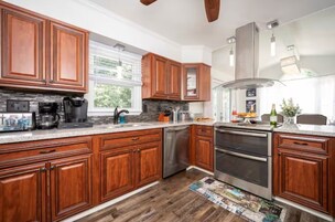 Geladeira, micro-ondas, fogão, cooktop