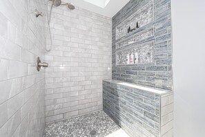 Casa | Baño | Tina con regadera, secadora de cabello, toallas, jabón 