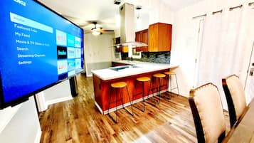 House | Private kitchen | Fridge, microwave, oven, stovetop