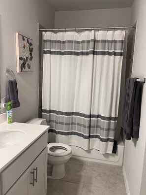 Dusche, Haartrockner, Handtücher, Seife