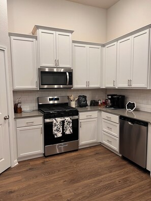 冷蔵庫、電子レンジ、オーブン、コンロ