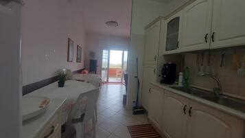 Réfrigérateur, four, plaque de cuisson, cafetiÚre/bouilloire