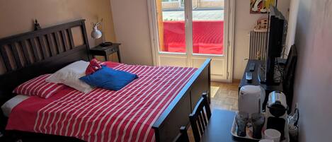 1 habitación, tabla de planchar con plancha, wifi y ropa de cama