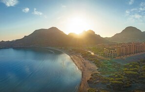 Rannalla, aurinkotuoleja, rantapyyhkeitä