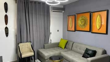 Royal Suite, Non Smoking, Private Bathroom | Desk, laptop workspace, free WiFi, bed sheets