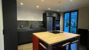 Réfrigérateur, four à micro-ondes, un four, surface de cuisson